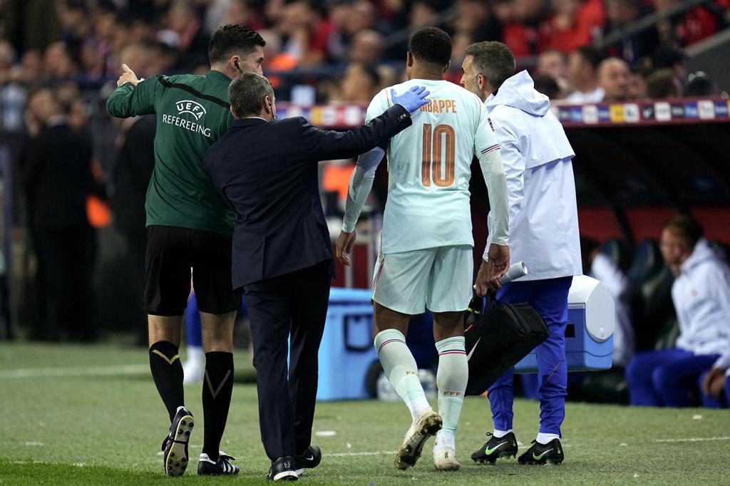 Mbappe se retira lesionado