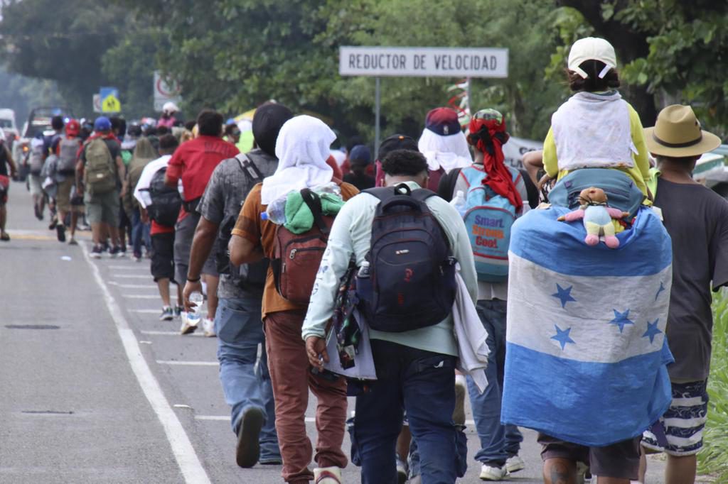 Caravana de unos 300 migrantes centroamericanos ingresa a México desde Guatemala