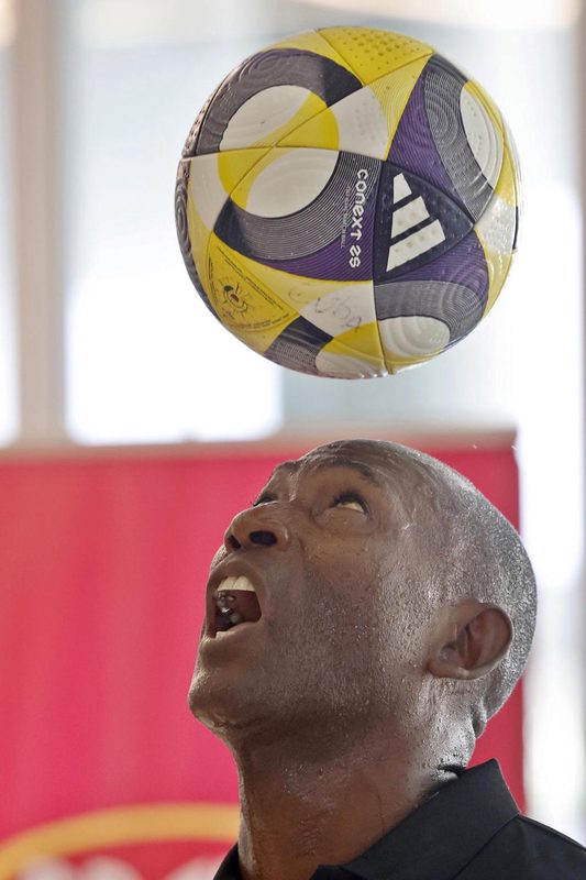El cubano Erick Hernández supera su propia marca mundial de dominio del balón en una hora