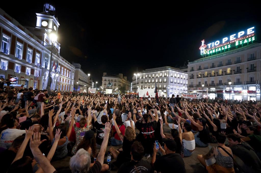 Cientos de personas siguen en la acampada de Puerta del Sol para protestar por la vivienda