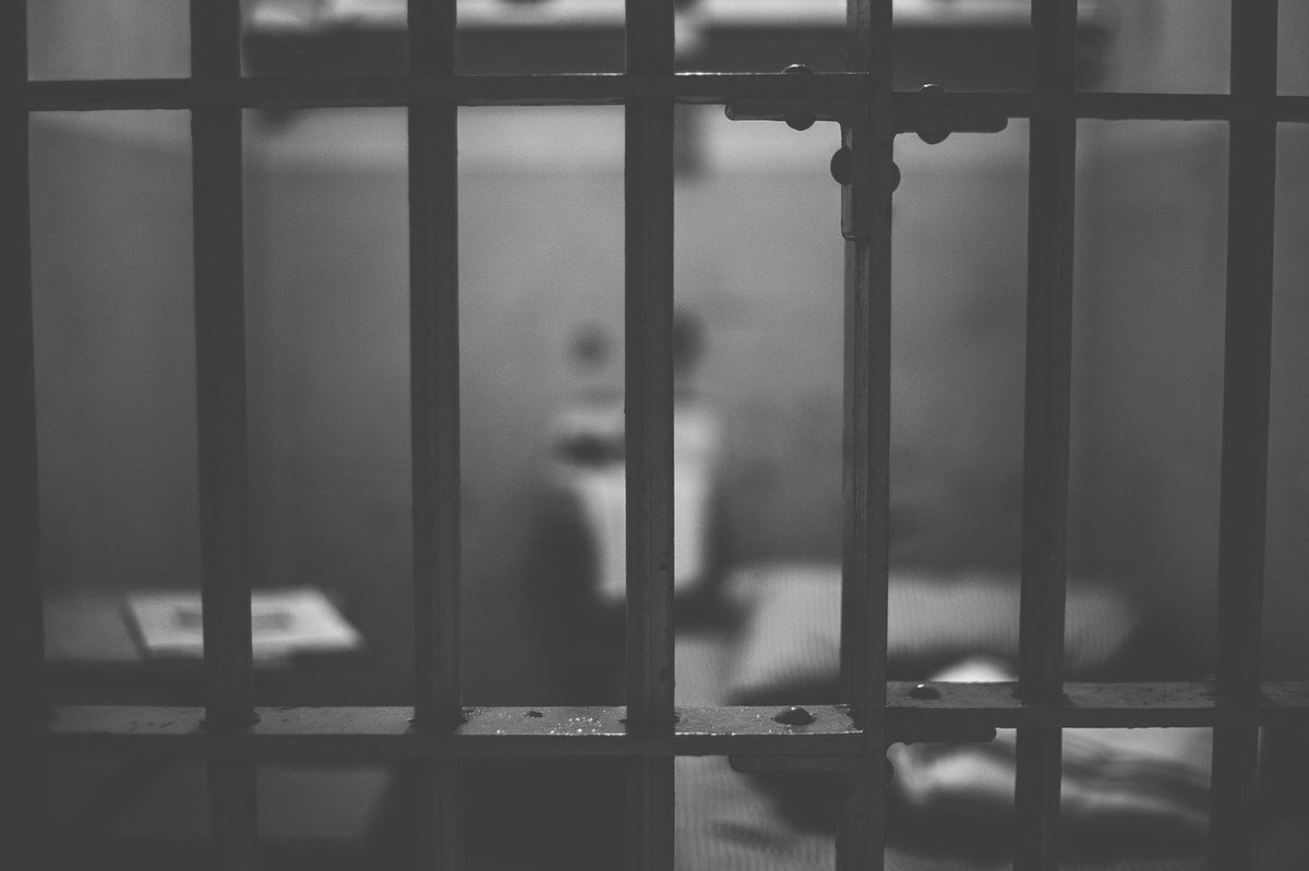En prisión pareja acusada de intentar atropellar a policía municipal en vehículo hurtado en Bayamón