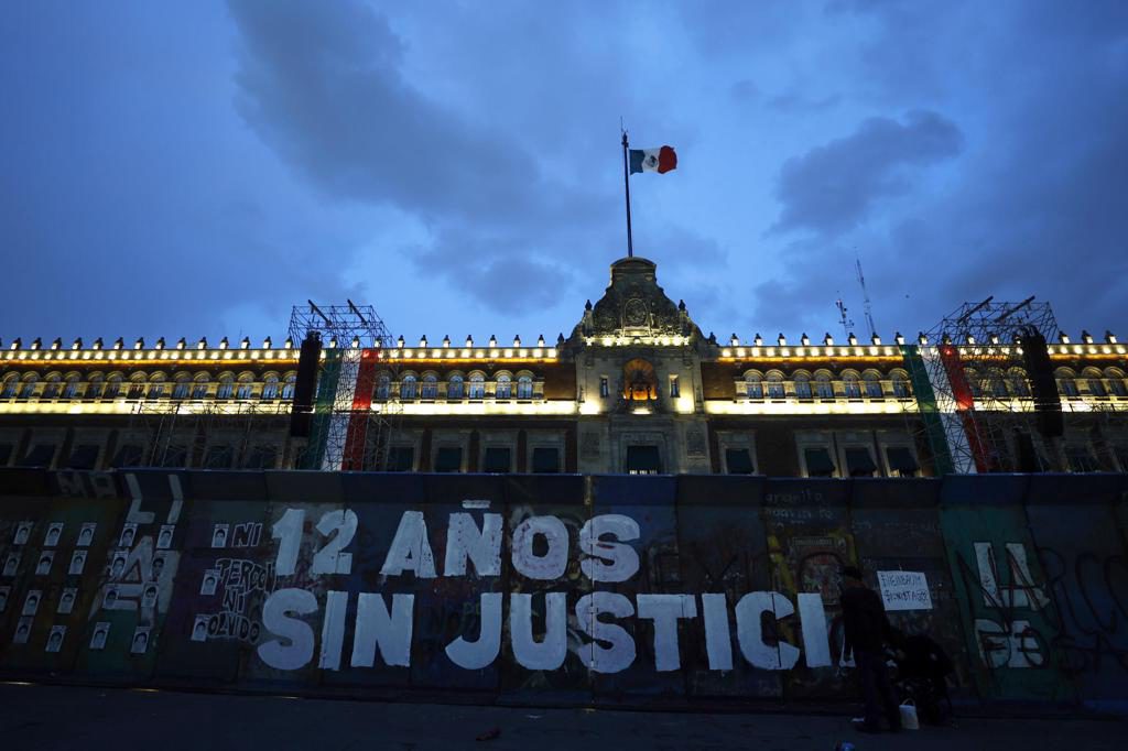 Familias de los 43 de Ayotzinapa marchan en México tras 12 años de la desaparición