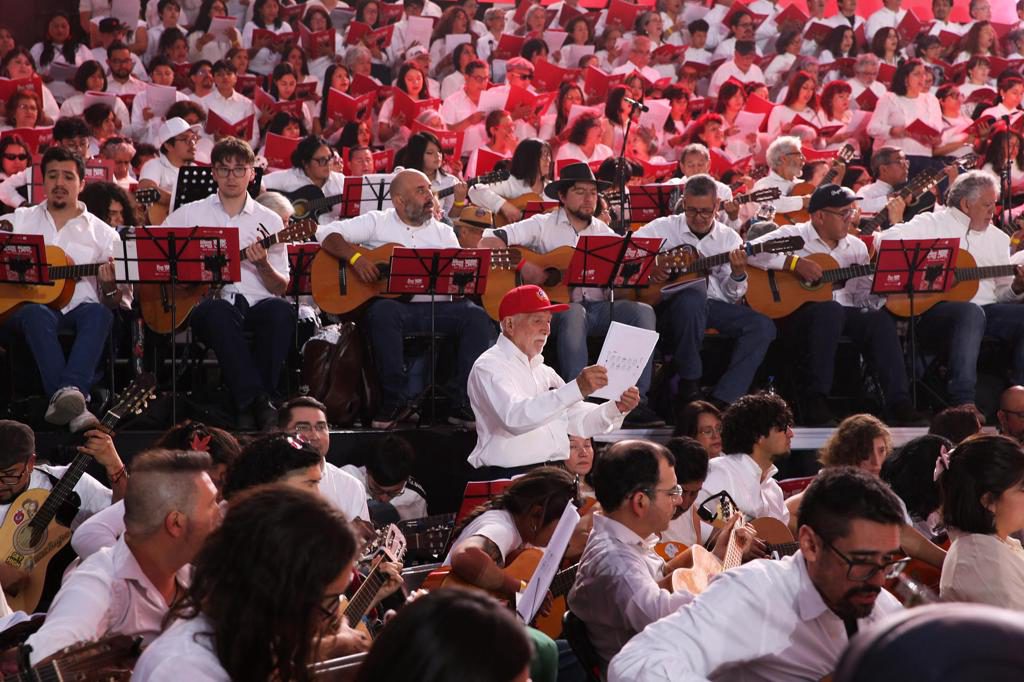 Miles de voces y guitarras recuerdan a Víctor Jara junto al Cementerio General de Santiago