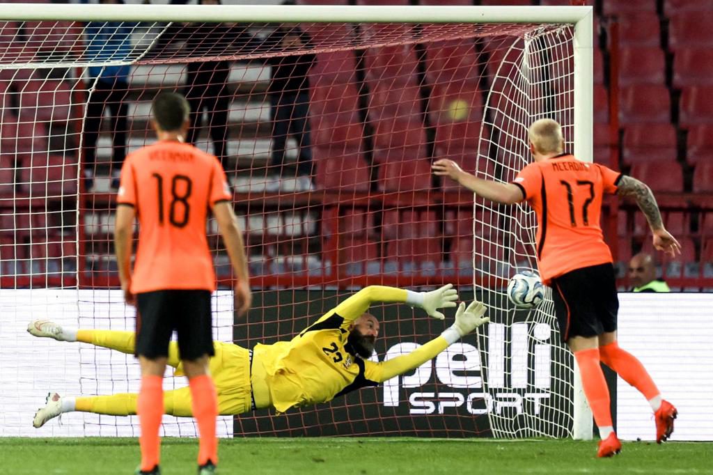 1-2. Meerdink sella el primer triunfo de la era Xavi
