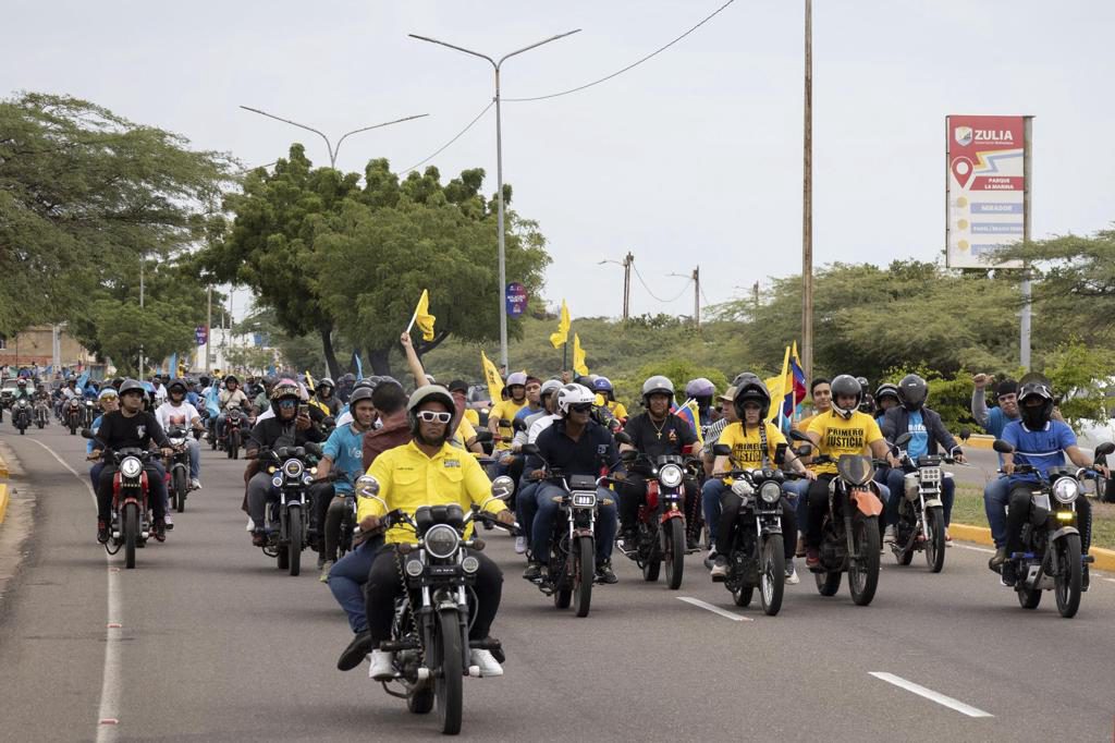 Caravanas opositoras piden en varias zonas de Venezuela el regreso de María Corina Machado
