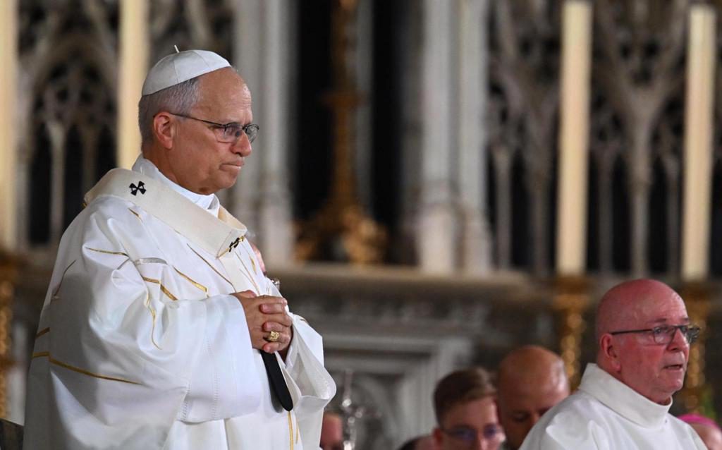 El papa pide la paz en una época azotada por divisiones y conflictos durante una misa en Metz