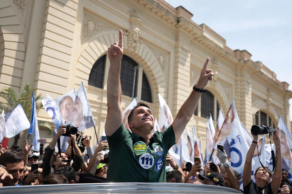 Flávio Bolsonaro critica la política económica de Lula en visita a comercios de São Paulo