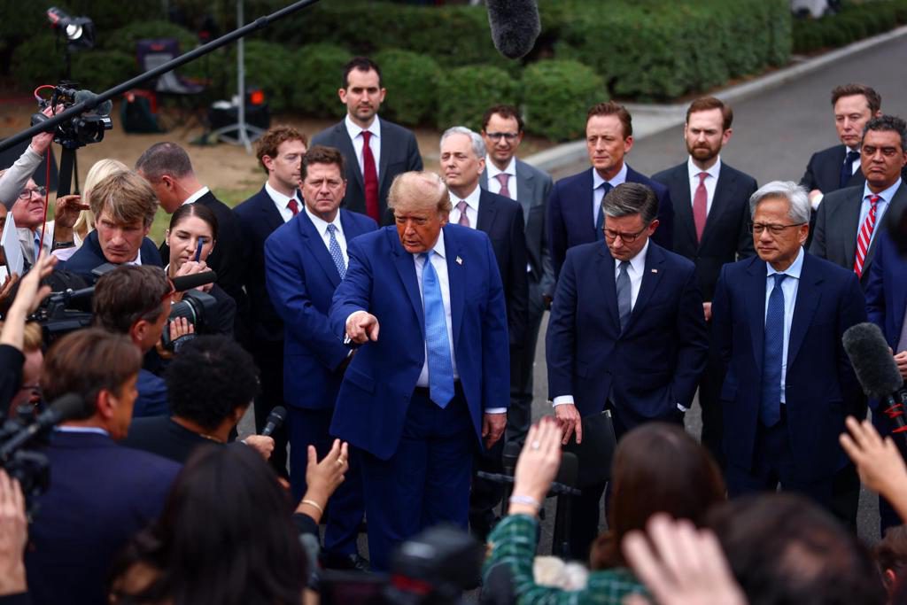 Trump dice que los republicanos están más unidos que nunca pese a discrepancias por la IA