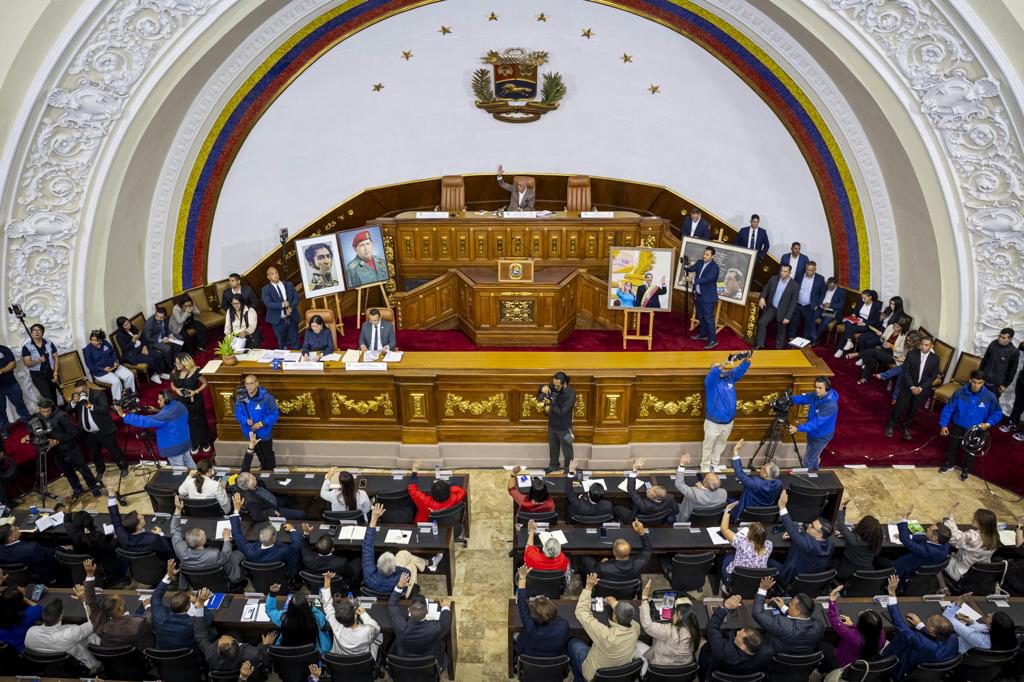 Parlamento de Venezuela nombra una comisión para iniciar proceso de renovación del Supremo