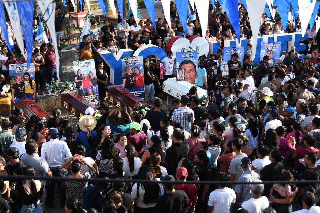 Entierran a 7 víctimas de una masacre en Guatemala entre denuncias de implicación estatal