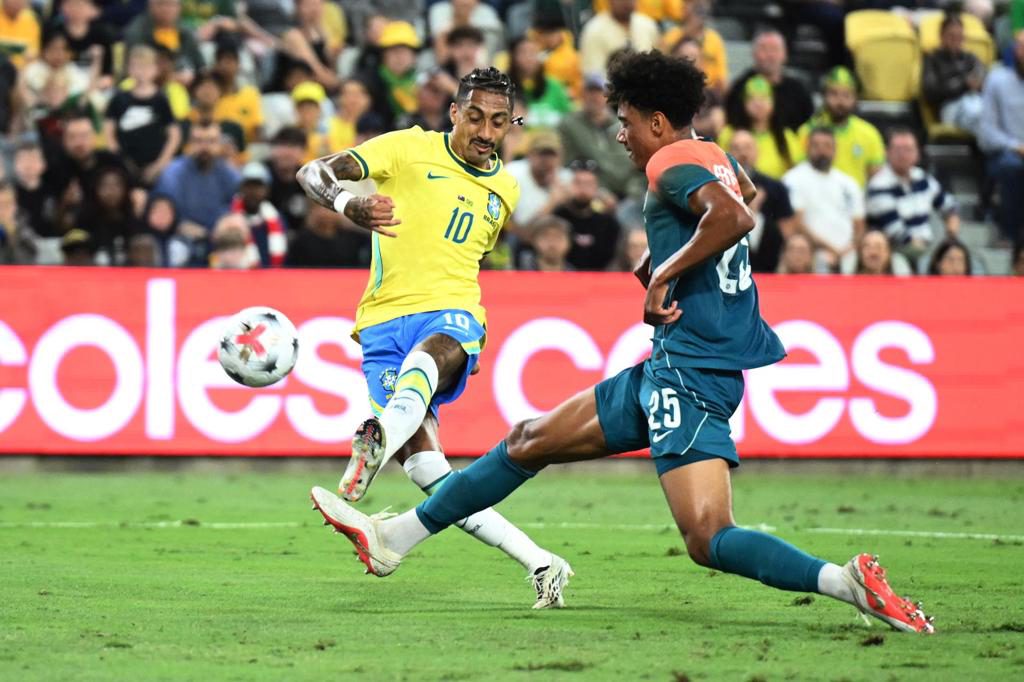 Raphinha, liberado por Brasil por una lesión leve, regresa a Barcelona