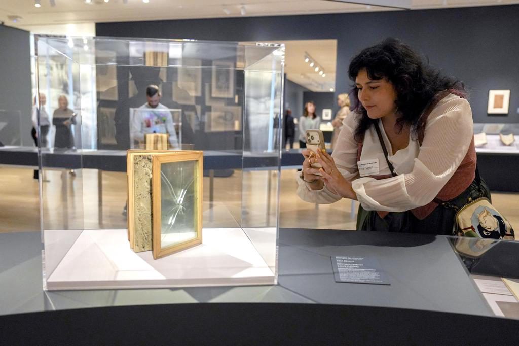 El libro surrealista en el MoMA: arte, erotismo, clandestinidad y resistencia al fascismo