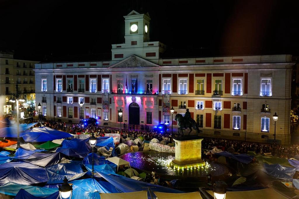 La bandera de Ceuta ilumina la sede de la Comunidad de Madrid en la Puerta del Sol