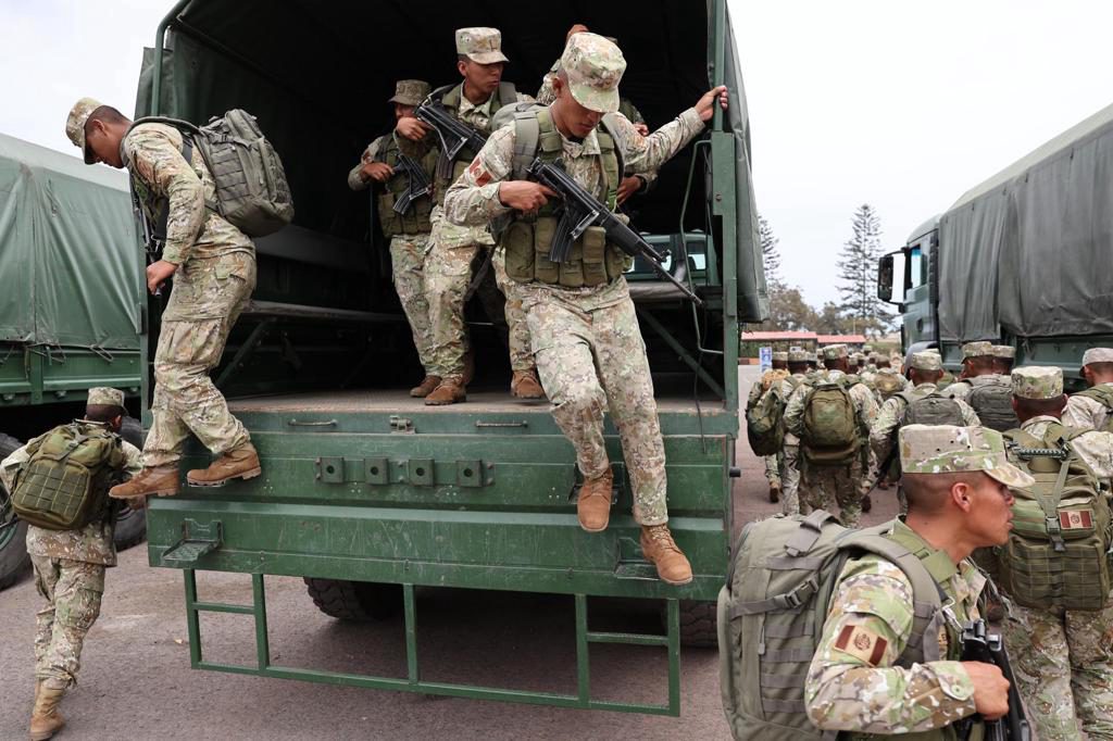 Perú despliega a 41.000 militares para resguardar las elecciones regionales y municipales