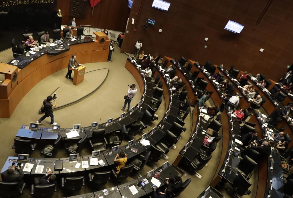 Senado de México aprueba una ley que castiga el uso indebido de símbolos del Gobierno