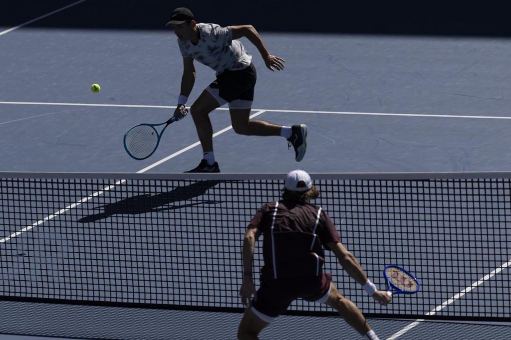 De Miñaur resiste al argentino Navone y avanza a octavos de final en Pekín