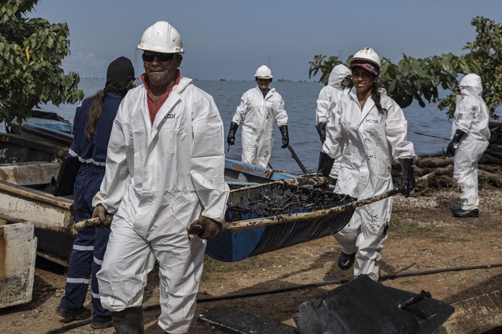 Pescadores luchan contra derrames de crudo en plena reactivación petrolera en Venezuela