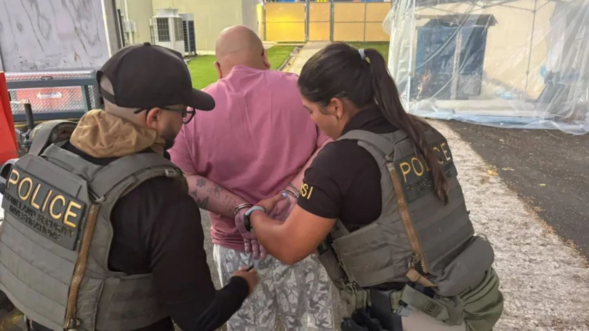 Destituyen a oficinista del Senado tras ser arrestado por cargos de pedofilia