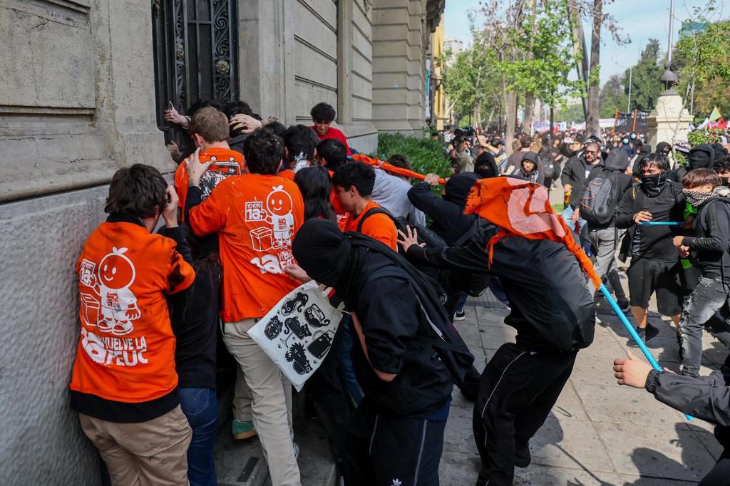 Con incidentes termina masiva protesta contra eventuales recortes educativos en Chile