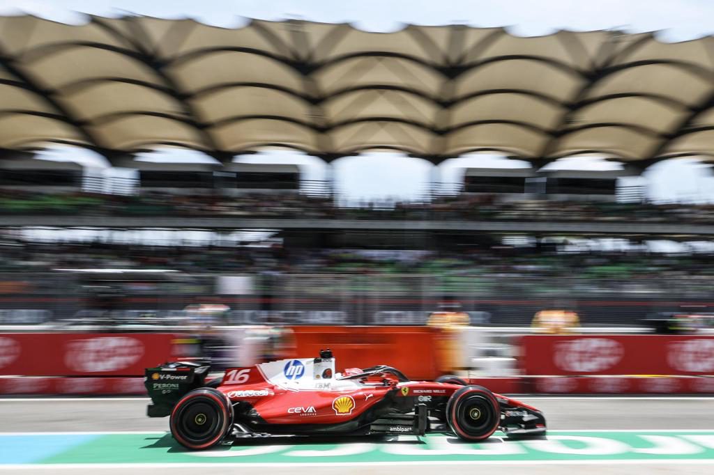 Leclerc lidera por delante de Hadjar el segundo libre de Sepang; Antonelli, octavo