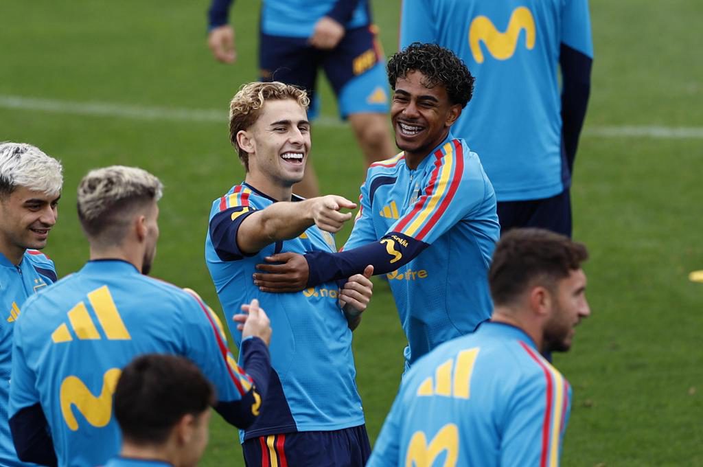España completa con 25 jugadores el último entrenamiento antes de partir a Oviedo