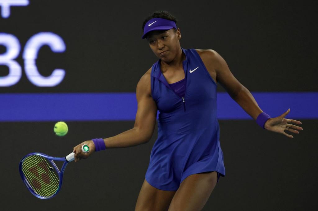 Osaka resiste las reacciones de Timofeeva y avanza a la tercera ronda en Pekín