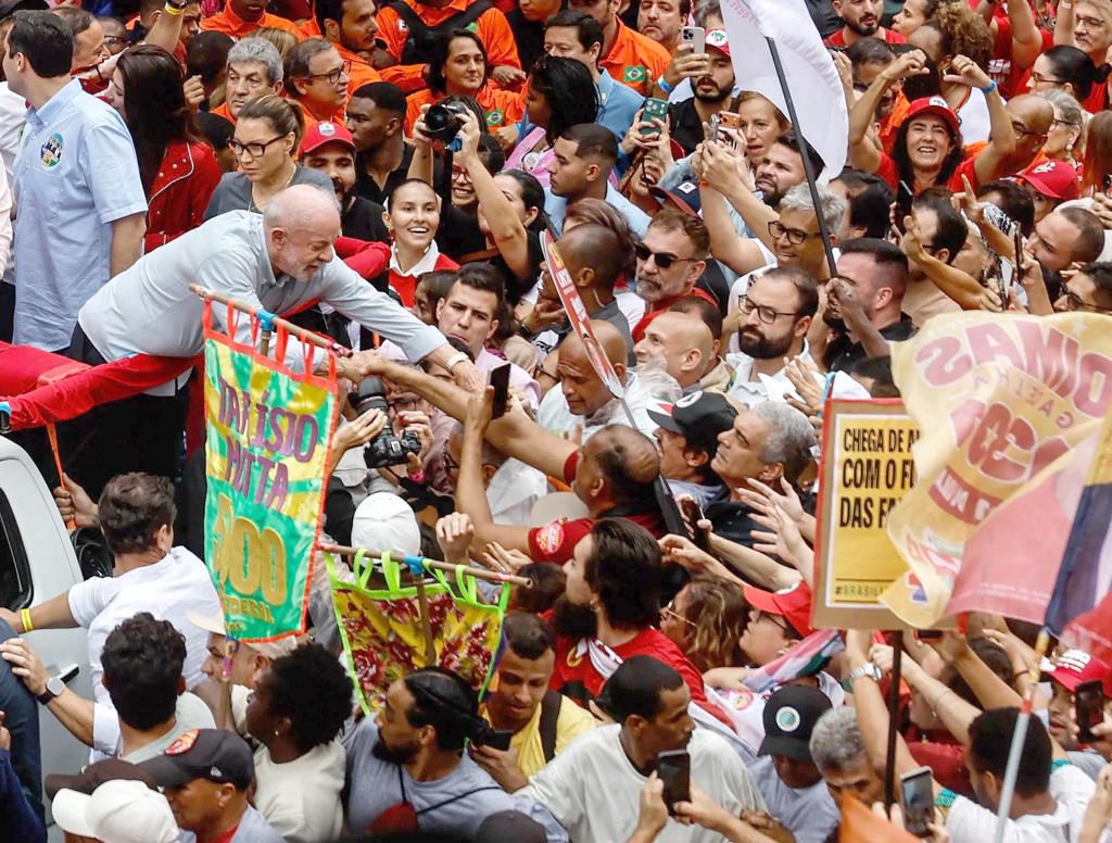 Lula pide «matar la desgracia» y vencer a Flávio Bolsonaro en primera vuelta este domingo