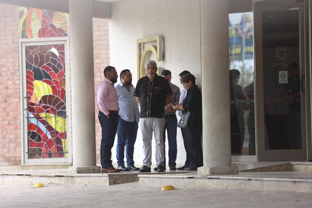 Familiares y estudiantes despiden a subdirectora de escuela asesinada en norte de México