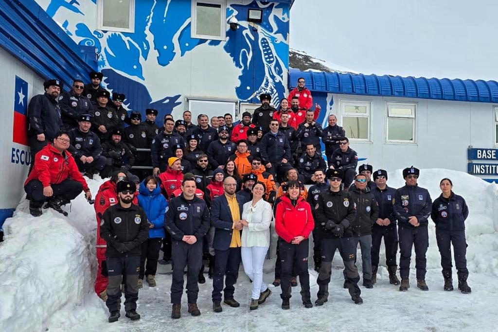 Chile celebra matrimonio de científicos en la Antártica como «acto soberano»