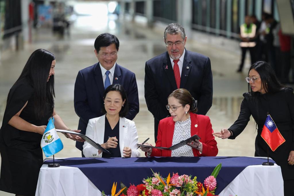 Taiwán se compromete a financiar la modernización sanitaria, aérea y vial de Guatemala