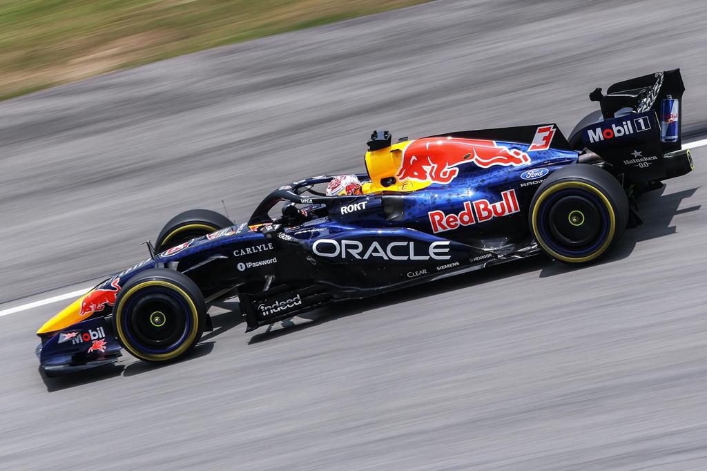 Verstappen en la ‘pole’ de Sepang; Hamilton a su lado en primera fila