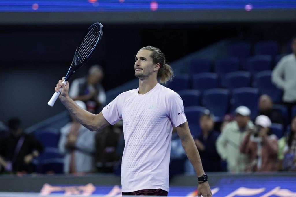 Zverev arrolla a Shang y desafiará la imbatibilidad de Djokovic en los cuartos de Pekín