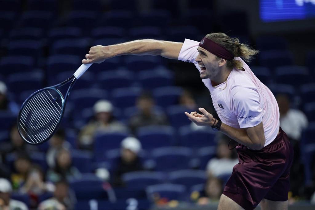 Zverev se cita con Djokovic en Pekín y Rybakina cae en su estreno como número uno