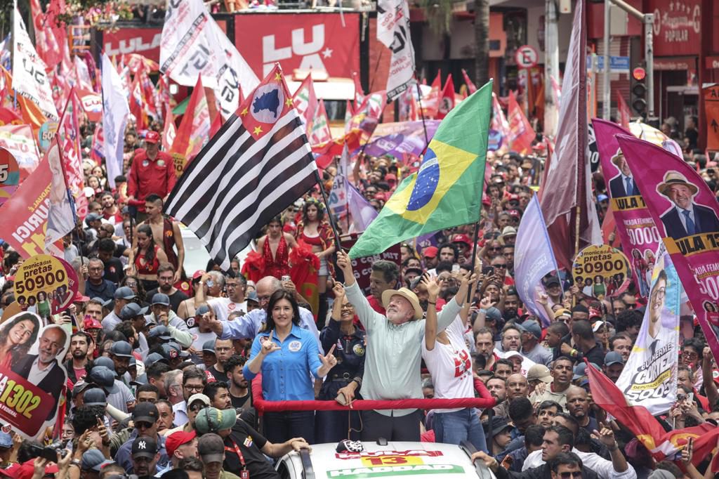 «El último baile»: Lula cierra su campaña en São Paulo ante una multitud vestida de rojo