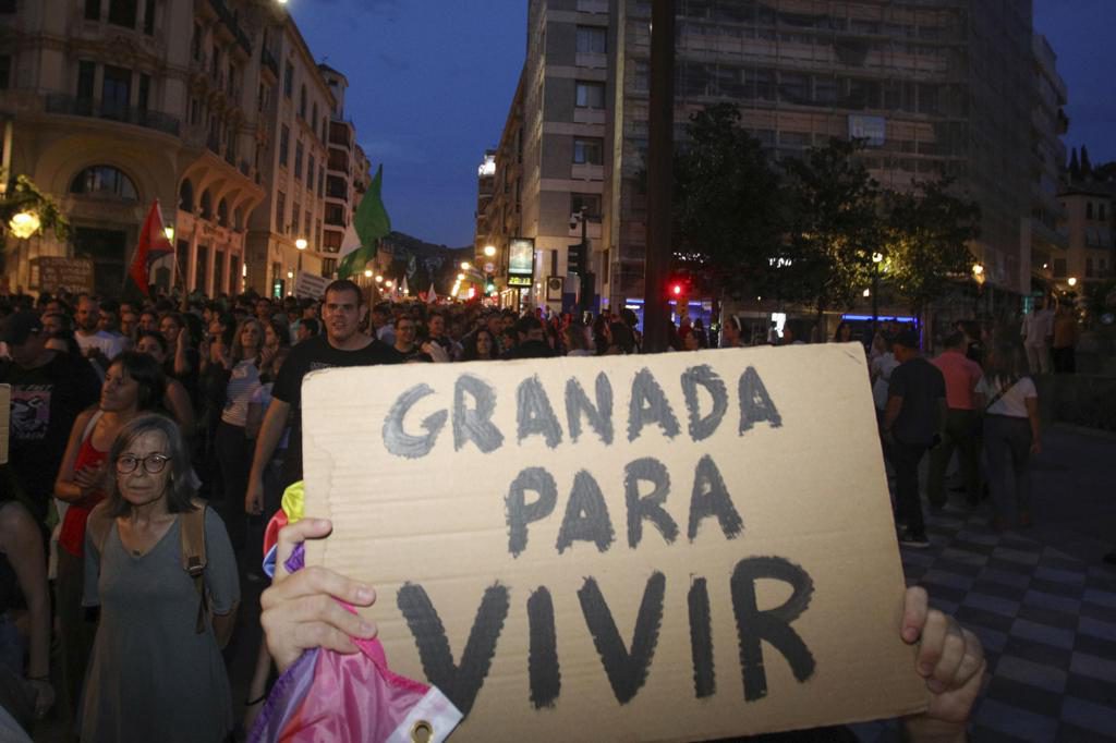 La manifestación por la vivienda en Granada concluye con una acampada