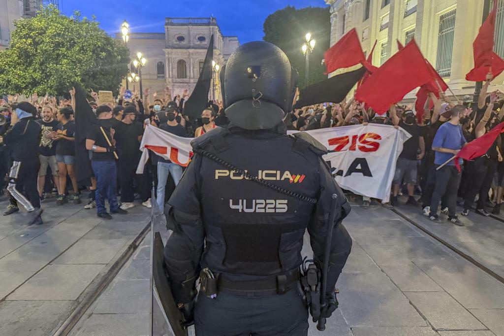 Cargas policiales durante una concentración antifascista en Sevilla
