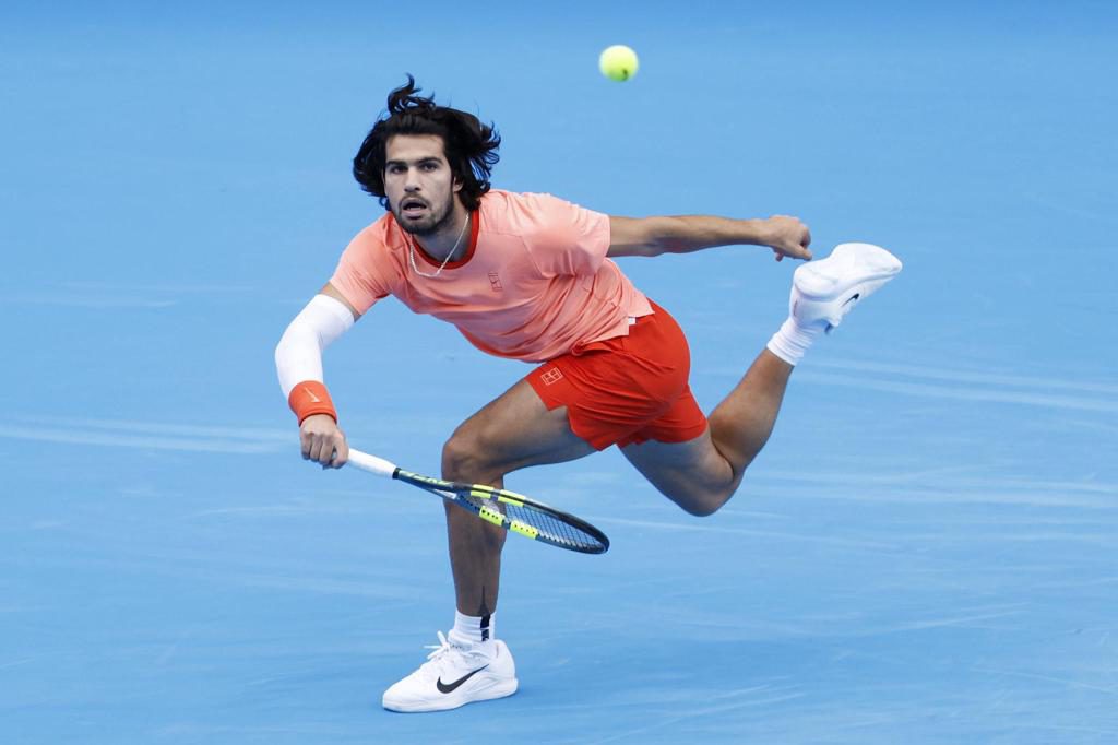 Alcaraz avanza a las semifinales del torneo de Tokio por lesión de Shapovalov