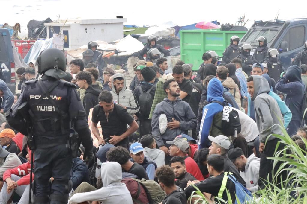 Comienza el desalojo del asentamiento de migrantes de la playa del Trampolín en Ceuta