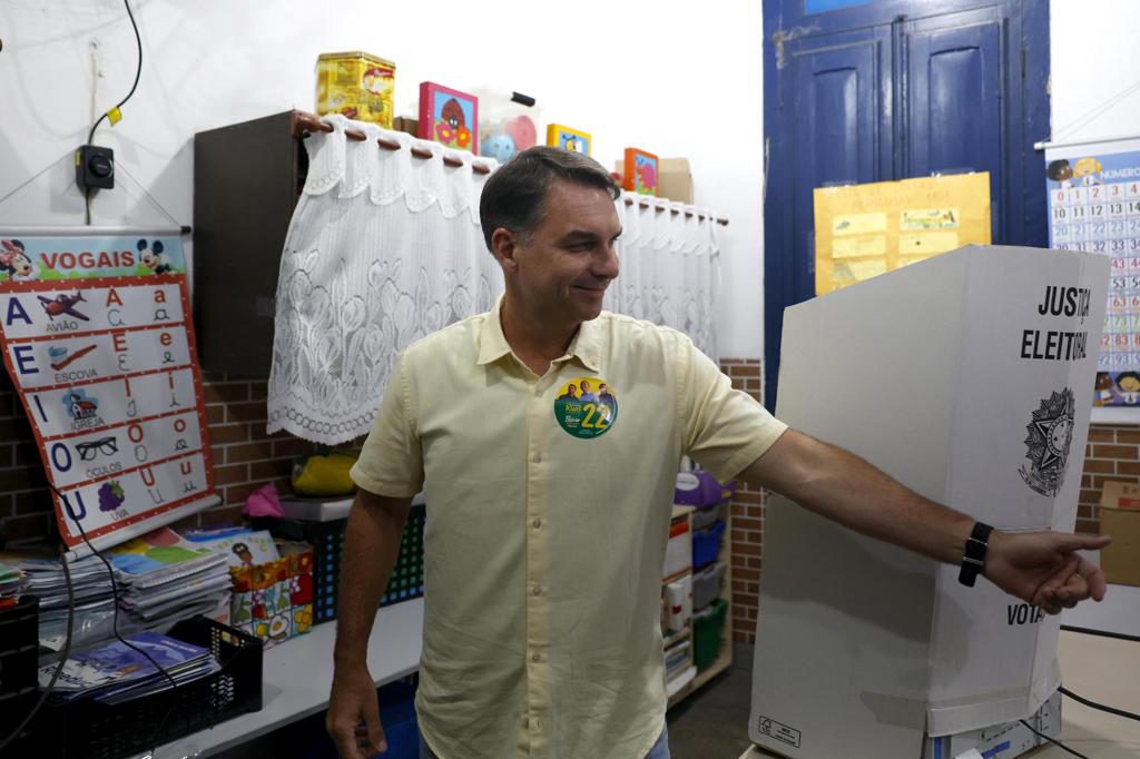 «Brasil necesita cambio», dice Flávio Bolsonaro al votar en las presidenciales de Brasil