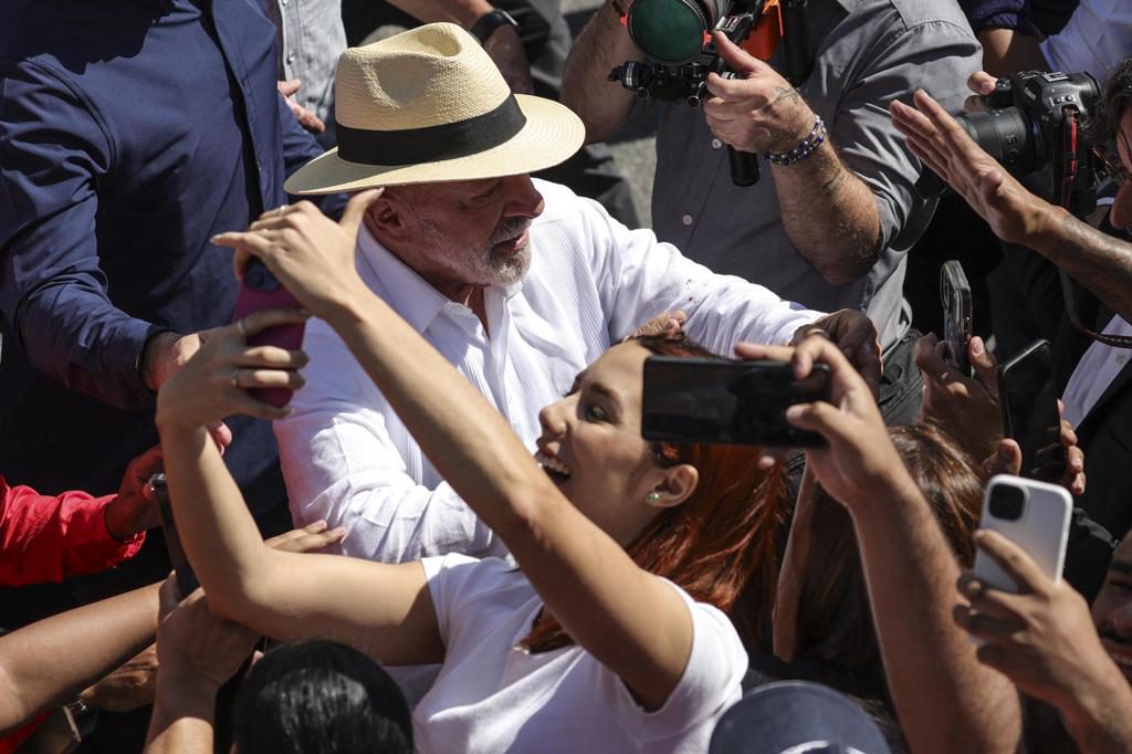 Lula y Flávio Bolsonaro votan en una jornada electoral pacífica y sin incidentes