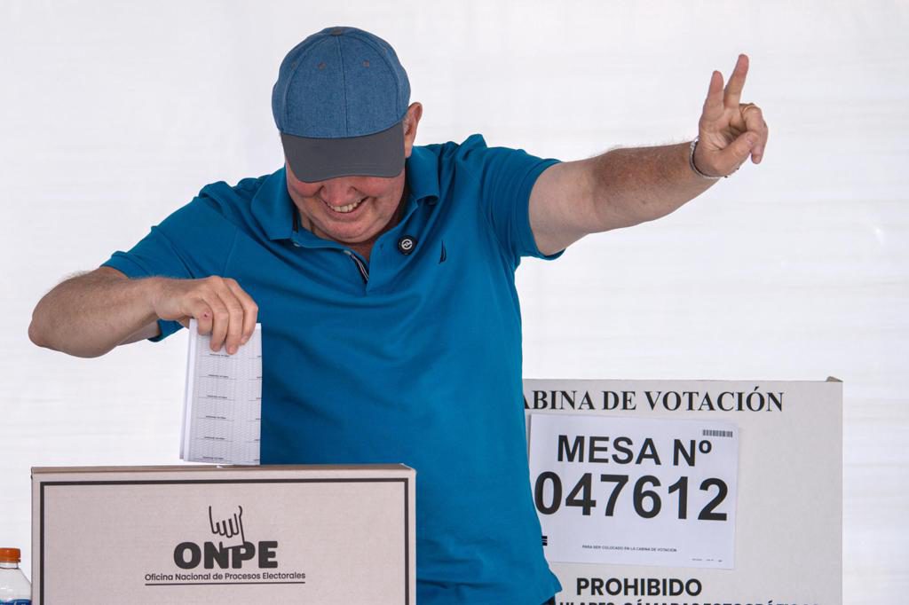 El ultraderechista López Aliaga reitera su desconfianza en autoridades electorales de Perú