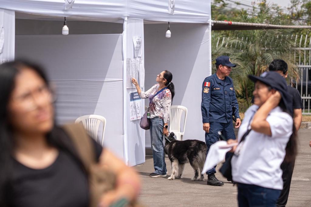 Perú elige autoridades locales en comicios con controversia por la «reelección encubierta»