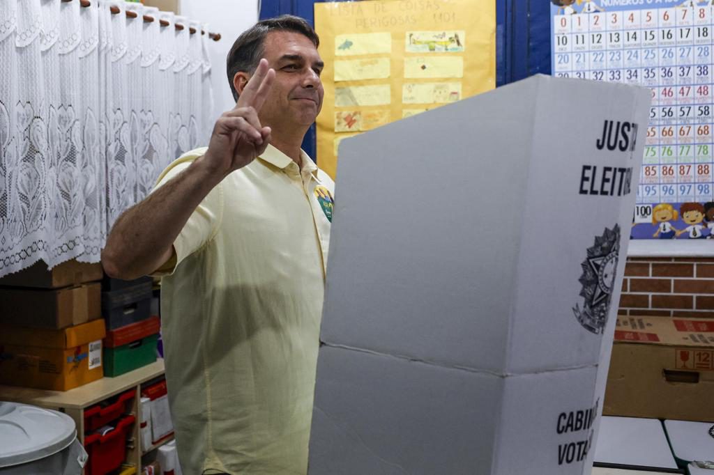 Flávio Bolsonaro arranca por delante de Lula con los primeros datos del escrutinio