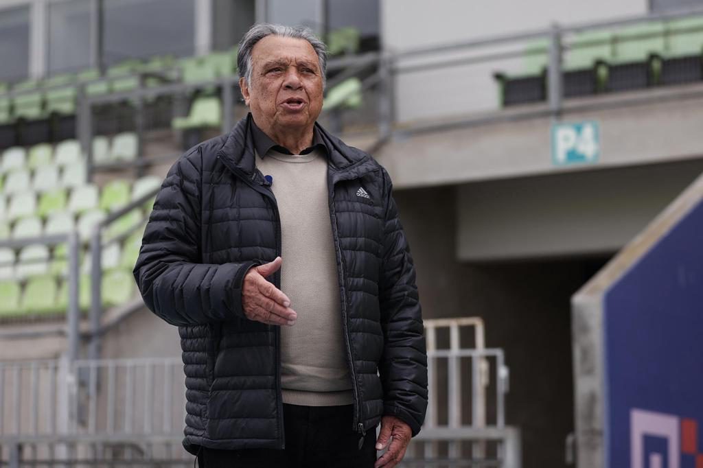 Elías Figueroa, a sus 80 años: de ser un niño con muletas a ‘La Muralla Roja’
