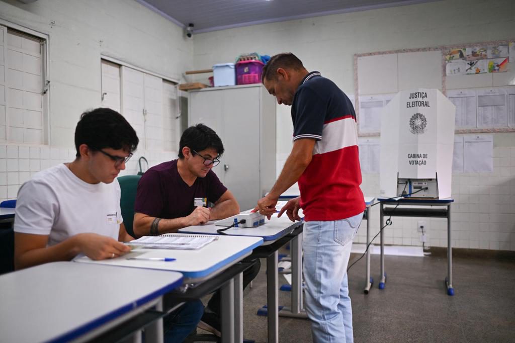 Flávio Bolsonaro lidera con un 50,9 %; Lula, segundo con el 40,7 %, con el 10 % escrutado