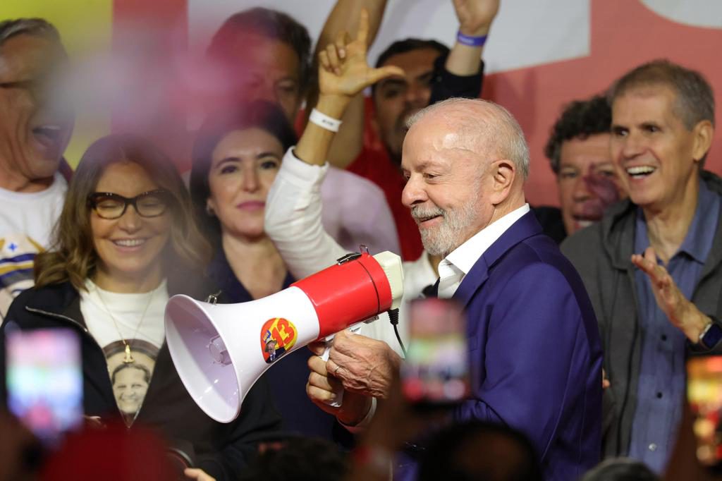 Lula reconoce que el resultado en primera vuelta es «inesperado» y critica a Bolsonaro