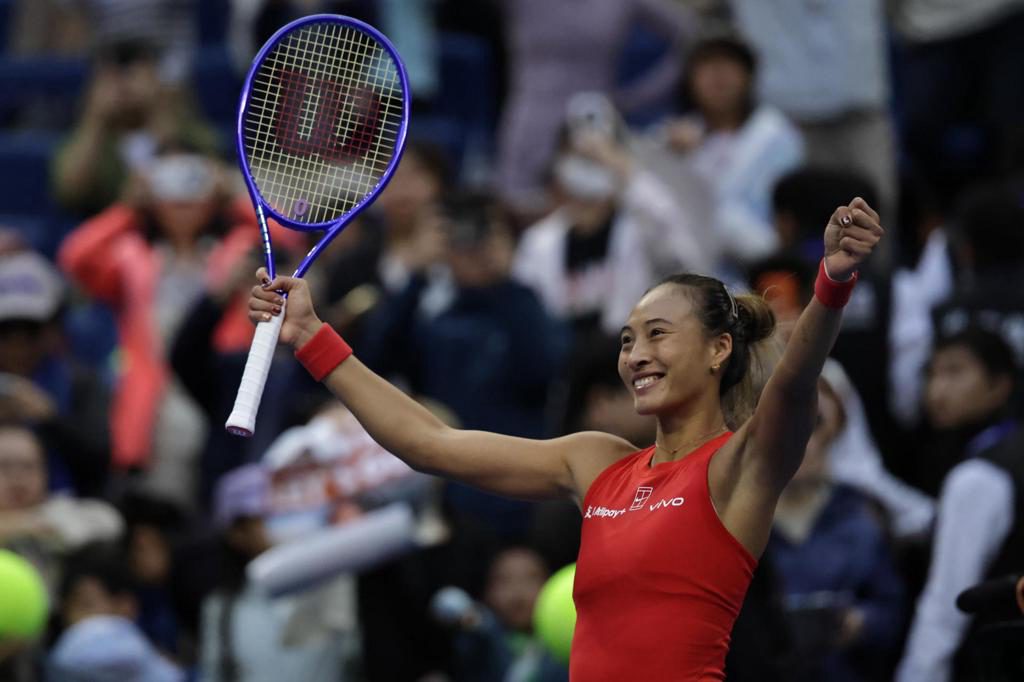 Zheng resiste a Bouzkova y mantiene viva la esperanza local en Pekín