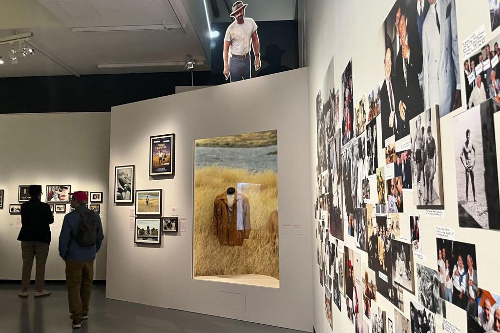 Belmondo, el retrato de una estrella total en su primera retrospectiva en París