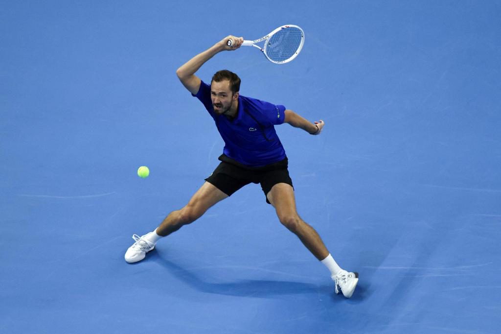 Medvedev, descalificado por un pelotazo a un espectador, deja a Djokovic en la final de Pekín