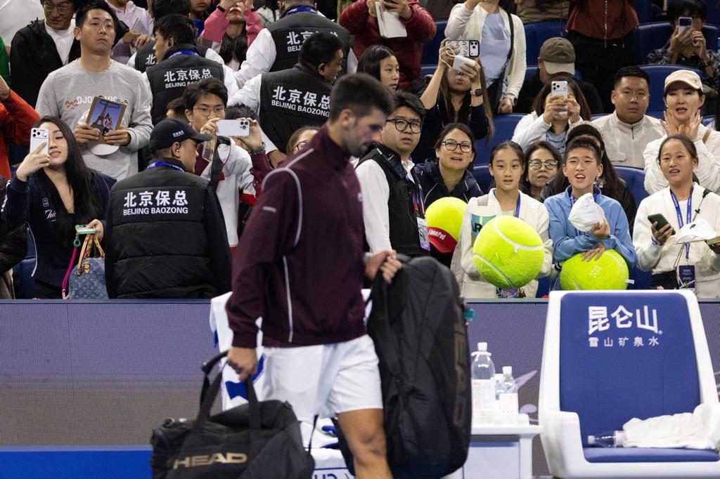 Djokovic llega a la final tras descalificación de Medvedev y Gauff frena a promesa local
